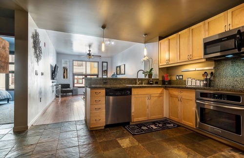 East Village Condo | Lovely 1 bedroom in heart of downtown ,free parking