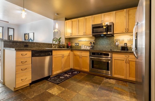 East Village Condo | Lovely 1 bedroom in heart of downtown ,free parking