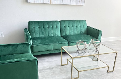Topanga House | Lovely 3 bdrm 1mile to Beverly Center and The Grove