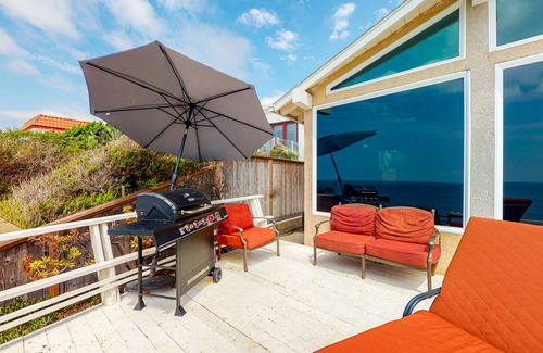 Encinitas House | Lovely beachfront house with wood-burning fireplace, W/D, central AC & deck