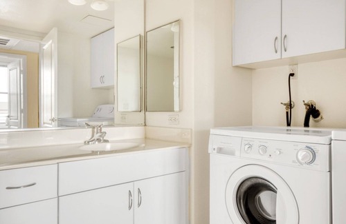 Del Aire Apartment | Lovely El Segundo 1BR w/ Den, Pool & Lounge, near LAX, by Blueground