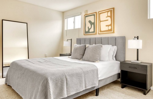 Del Aire Apartment | Lovely El Segundo 1BR w/ Den, Pool & Lounge, near LAX, by Blueground