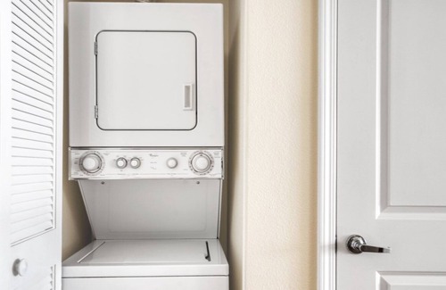 Walnut Creek Apartment | Lovely Walnut Creek 2BR w/ Roof, Gym & W/D, near BART, by Blueground