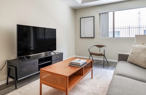 Hollywood Apartment | Lovely West Hollywood 2BR, close to bars, restaurants, TJ, by Blueground