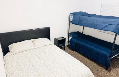 Baker Street House | LRG 1600sqft 4room 2 bath in a quiet neighborhood