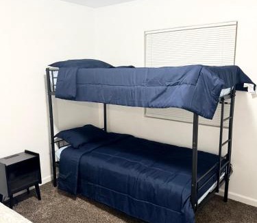 Baker Street House | LRG 1600sqft 4room 2 bath in a quiet neighborhood