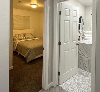 Baker Street House | LRG 1600sqft 4room 2 bath in a quiet neighborhood