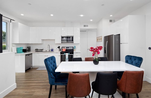 Harbor Gateway South House | Lustrous Abode 4B3B QUEEN BEDS