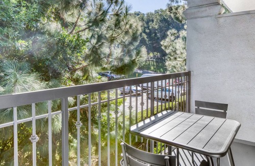 Los Angeles Apartment | Lux Toluca Hills 1BR w/ Pool & Gym, walk to Olive Ave bars, by Blueground