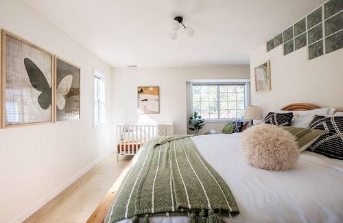 Fox Farm House | Luxe Ski Getaway | Spa, Fire Pit, Pets, Crib, BBQ