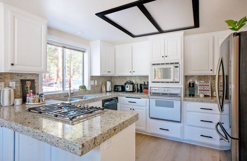 Fox Farm House | Luxe Ski Getaway | Spa, Fire Pit, Pets, Crib, BBQ