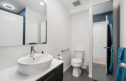 Inglewood House | Luxurious 4Bdrm Home with Private Backyard near SOFI, LAX