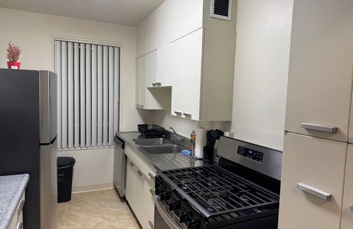 Miracle Mile Apartment | Luxurious Apt in Park La Brea
