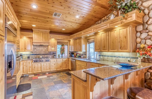 Castle Glen Estates Cabin | Luxurious Home with Panoramic Views, Hot Tub, Game Room and More!