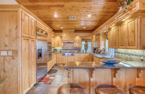 Castle Glen Estates Cabin | Luxurious Home with Panoramic Views, Hot Tub, Game Room and More!