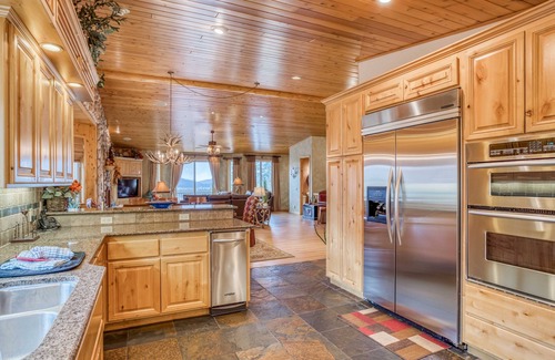 Castle Glen Estates Cabin | Luxurious Home with Panoramic Views, Hot Tub, Game Room and More!