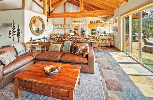 Upper Moonridge Cabin | LUXURY 6 Bedroom Retreat w/6 En-Suite Bathrooms! Sprawling Deck w/Beautiful Mountain/Slope Views! Shuffleboard + Foosball! Gourmet Kitchen & Bar! Less Than 1 Mile to Bear Mountain Resort & Golf Course!