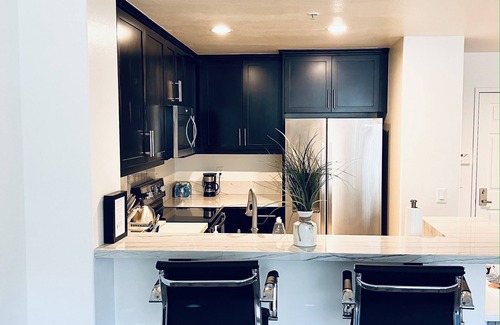NoHo Arts District House | Luxury apartment located in NoHo with a beautiful view of the hills
