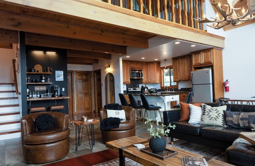 Moonridge Ski Chalet | Luxury Large Chalet Friendly Family Gym/Spa 3min to Bear Mountain Ski Resort