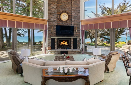 Gualala House | Luxury Private Retreat Waterfront Estate minutes to Sea Ranch golf course !