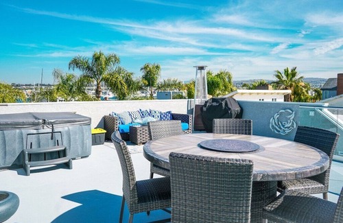 Balboa Peninsula House | Luxury Rooftop Spa Ocean/Bay Views BBQ