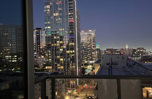 Financial District Apartment | Luxury Skyline in the heart of DTLA