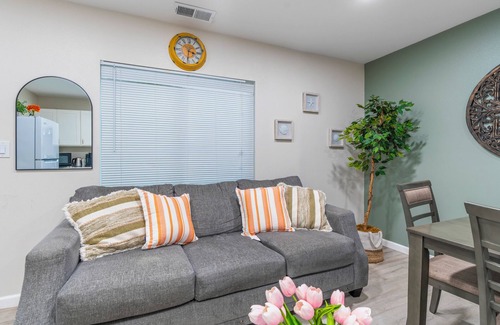Monrovia House | M2-Bungalow Home Quiet & safe 3bedroom 2 bath Foot of the mountain Kingbed!