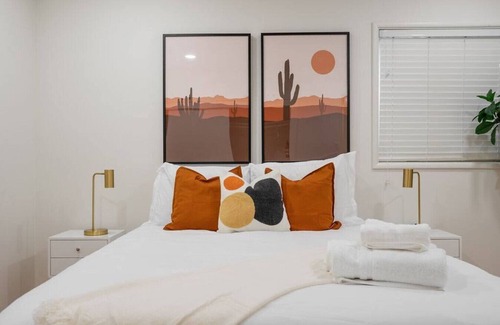 Northwest Anaheim House | Main + ADU Home 8 mins to Disney | Playground