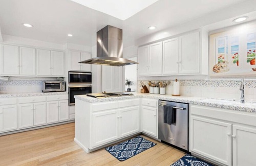 Eastern Malibu House | Malibu Beachfront on Carbon Beach with Hot Tub