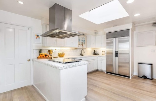 Eastern Malibu House | Malibu Beachfront on Carbon Beach with Hot Tub