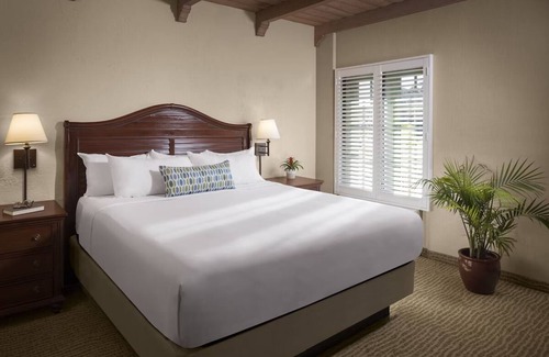 San Diego Hostel | Marina Suite King, Bahia Resort Hotel, Heated Pool, Spa, Cabanas on PVT Beach