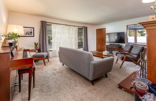 Northwest Anaheim House | Mid-Century Modern 3bd Home near SNA, Angels Stadium & Disneyland