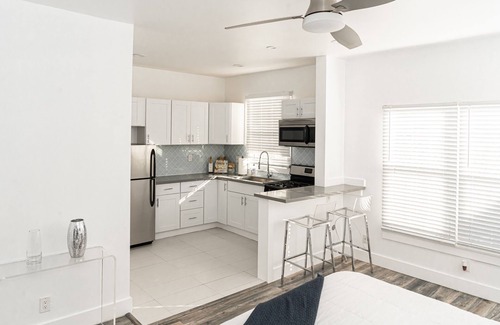 Mid-Wilshire Apartment | Mid City Retreat!