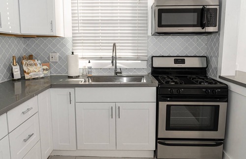 Mid-Wilshire Apartment | Mid City Retreat!
