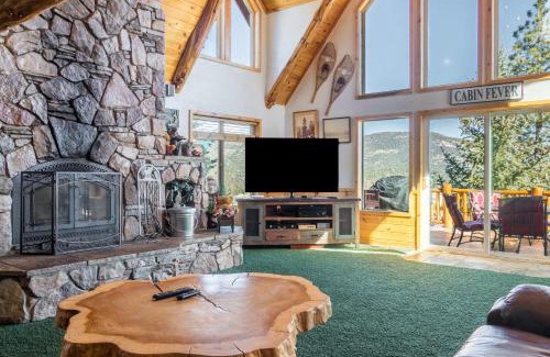 Castle Glen Estates House | Mighty Bear Manor by AvantStay Elevated Cabin w Pine Tree Views Hot Tub Pool Table