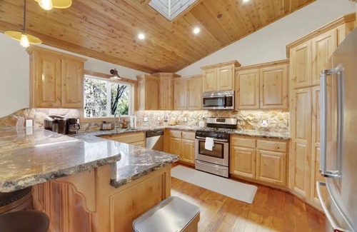 Upper Moonridge Cabin | Mins From Lake & Ski Resorts - The Luna Lodge - Air Hockey & Foosball - Peaceful