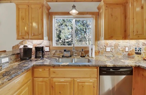 Upper Moonridge Cabin | Mins From Lake & Ski Resorts - The Luna Lodge - Air Hockey & Foosball - Peaceful