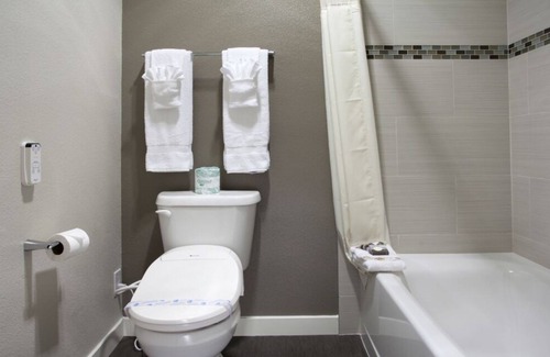 Torrance House | Minutes Away from Torrance Beach and Hermosa Beach! FREE On-site Parking!