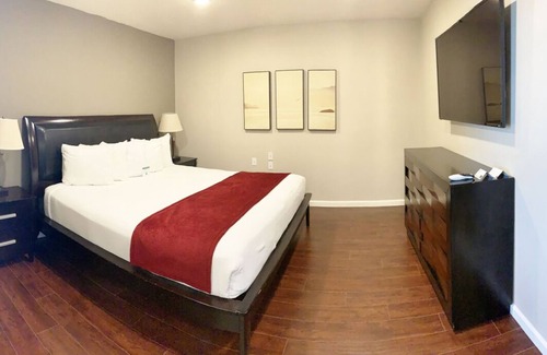 Torrance House | Minutes Away from Torrance Beach and Hermosa Beach! FREE On-site Parking!