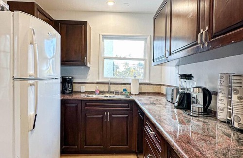 Westwood House | Modern 2-Bedroom Gem Close to Beverly Hills - DOH2