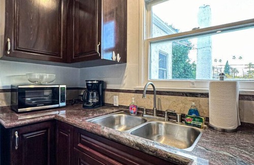 Westwood House | Modern 2-Bedroom Gem Close to Beverly Hills - DOH2