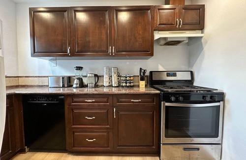 Westwood House | Modern 2-Bedroom Gem Close to Beverly Hills - DOH2