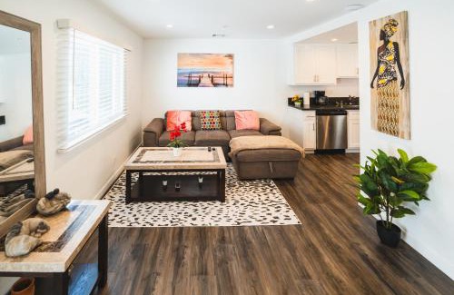 Wilshire Apartment | Modern 2 Strory One Bedroom Close to Downtown LA With Parking