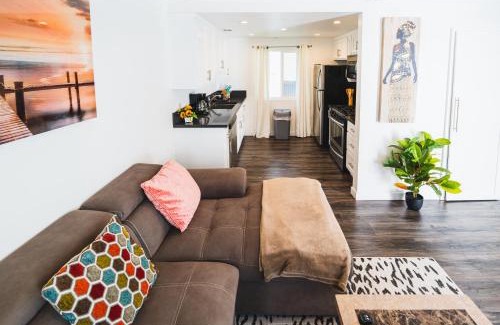 Wilshire Apartment | Modern 2 Strory One Bedroom Close to Downtown LA With Parking