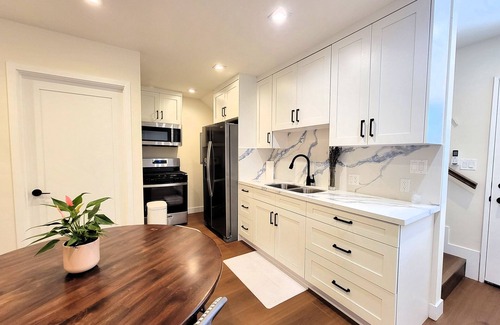 Pico - Robertson Apartment | Modern 3 bedroom guest home in quiet area newly built 10 minutes to Rodeo Drive