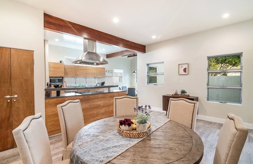 Greater Wilshire - Hancock Park House | Modern 4BR Home w/Chef's Kitchen & Yard