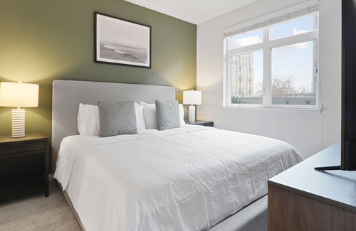 Downtown Oakland Apartment | Modern Apartment in Prime Location (ID7668X57)