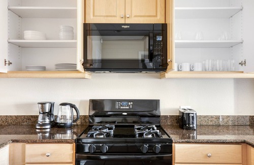 Encino Apartment | Modern Encino 1BR w/W/D, Pool & Gym, nr Ventura Blvd, by Blueground