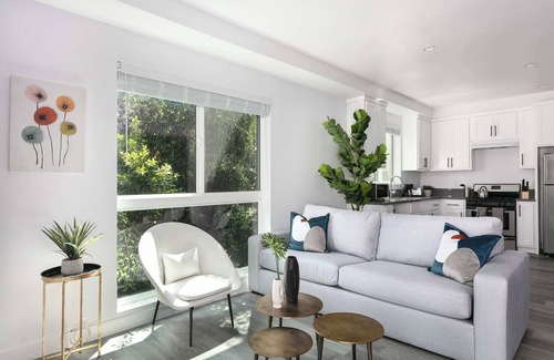 Mid City House | Modern LA Townhouse | Walk to Top Attractions