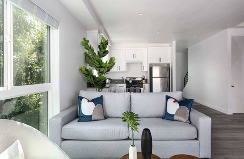 Mid City House | Modern LA Townhouse | Walk to Top Attractions